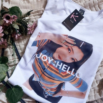 Camiseta Unissex 'HELLO' Joy Red Velvet Kpop - Promoção